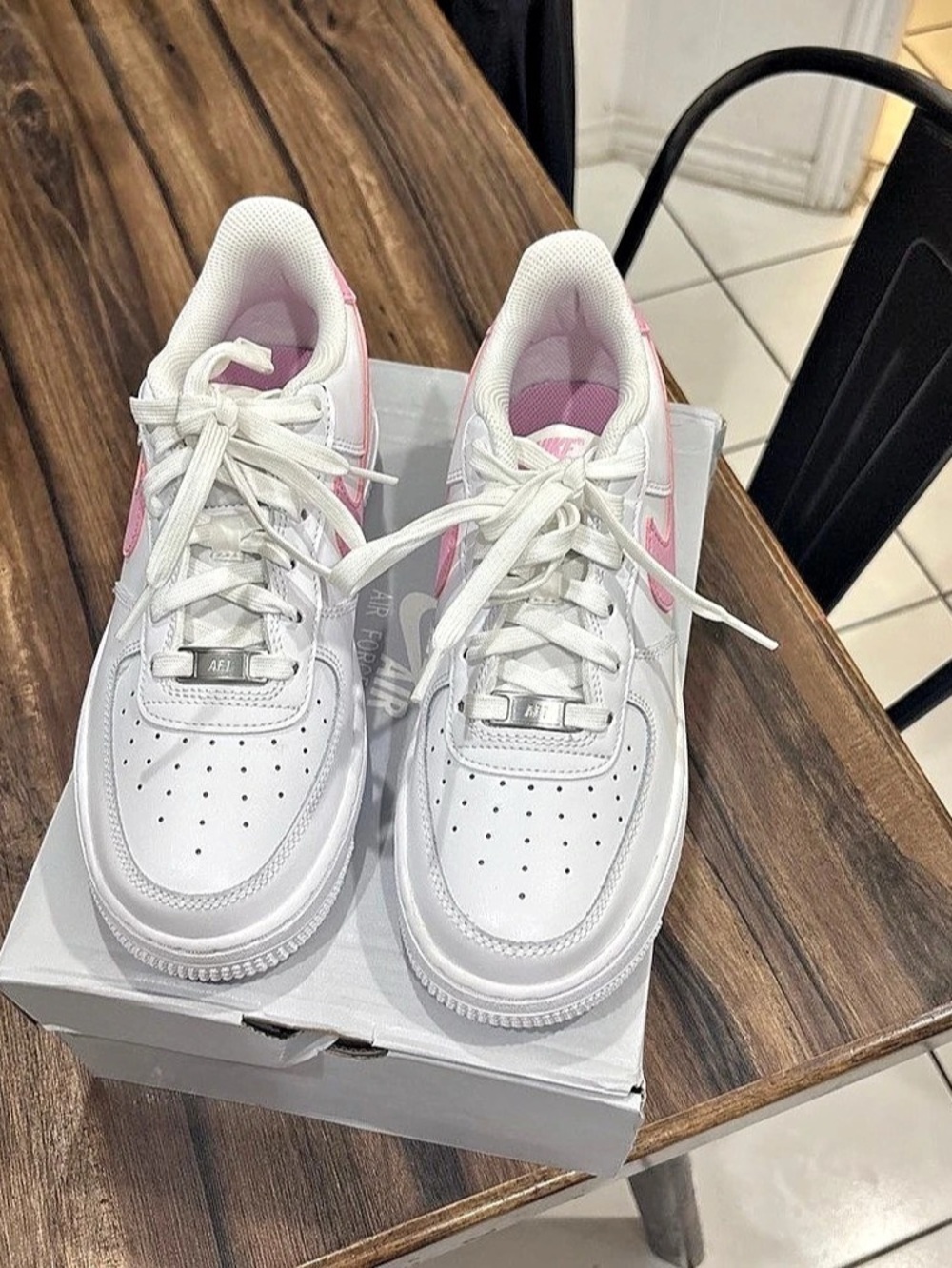 Nike Air Force 1 pink and white size 6 brand new with box never worn. - Picture 4 of 4